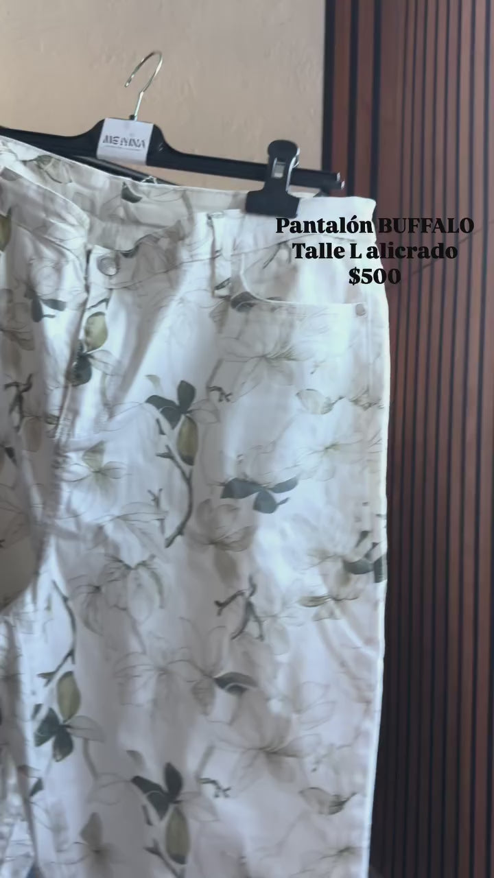 Pantalón estmpado talle L