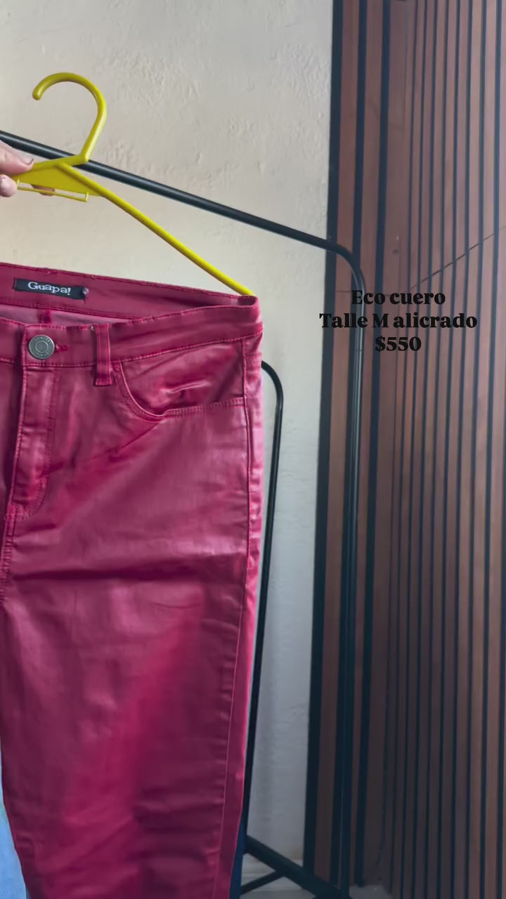 Pantalón de cuerina rojo